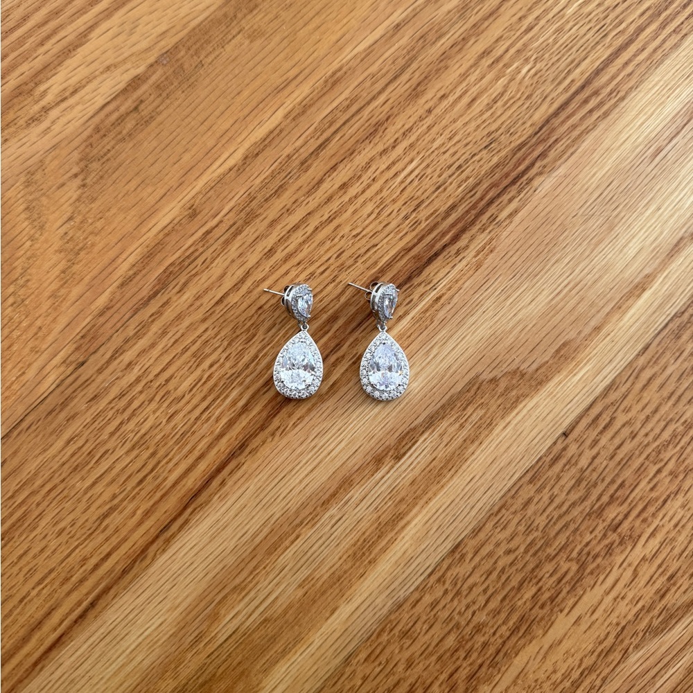 Gorgeous bridal earrings silver gem stone